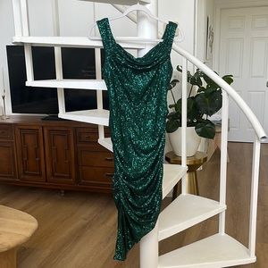 NWT Asymmetrical Emerald Green Sequin Bodycon Dress (off-the-shoulder) 💚